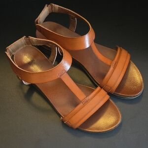 Chic Tan Leather Sandals
